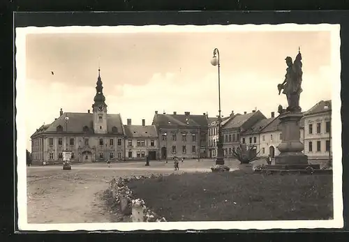 AK Kojetín, Marktplatz mit Denkmal