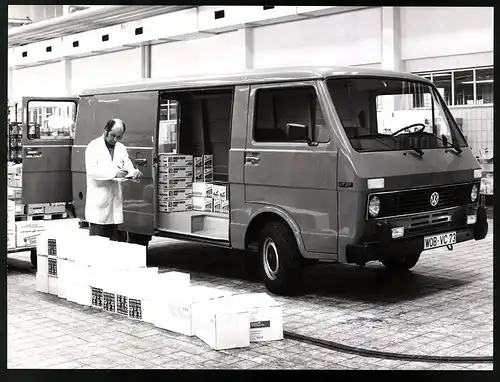 Fotografie VW LT31 Kastenwagen, Volkswagen Kleinlaster wird entladen
