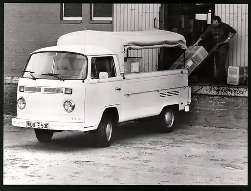 Fotografie VW Transporter Bulli T2, Volkswagen Pritschenwagen mit Plane wird beladen