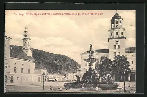 AK Salzburg, Residenzplatz mit Glockenspiel und Hofbrunnen gegen den Mozartplatz