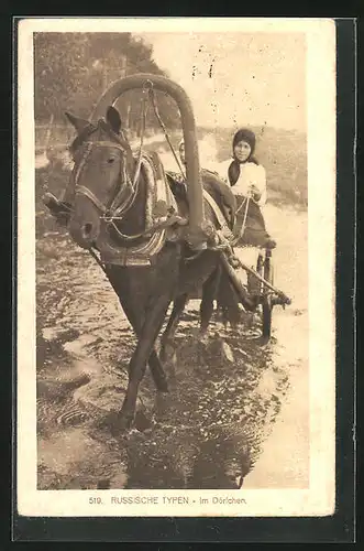 AK Russische Frau mit Pferdewagen