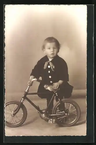 Foto-AK Kleiner Junge mit Fahrrad