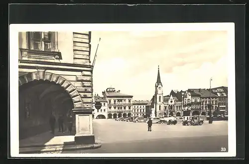 AK Trautenau / Trutnov, Marktplatz mit parkenden Autos