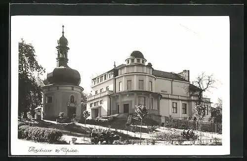 Foto-AK Upice, Ortspartie mit Gebäudeansicht