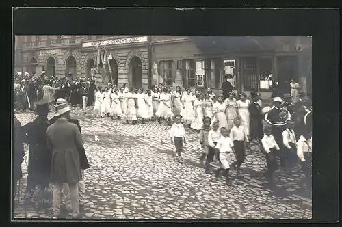 Foto-AK Josefstadt / Josefov / Jaromer, Parade in der Stadt