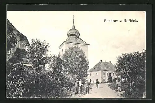 AK Horicky, Männer auf der Strasse mit Kirche im Hintergrund