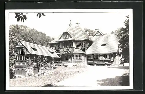 AK Peklo, Gäste vor dem Restaurant