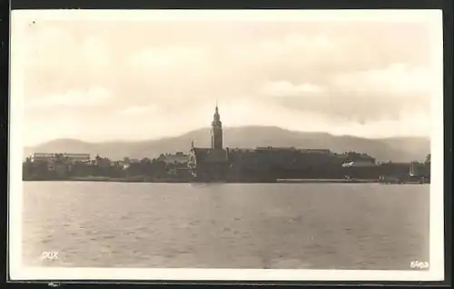 AK Dux / Duchcov, Blick auf Kirche der Stadt vom Wasser aus