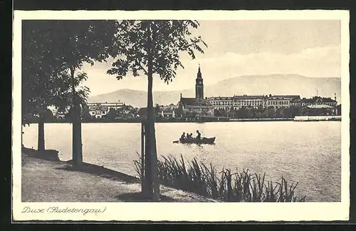 AK Dux / Duchcov, Ruderboot auf See, Stadt im Hintergrund