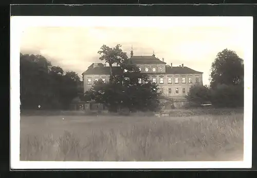 AK Dux / Duchcov, Blick auf grosses Gebäude