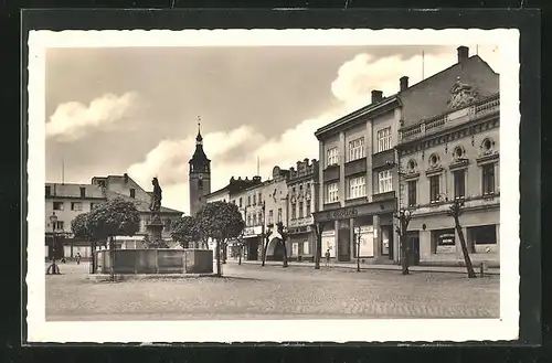 AK Leipnik /Lipnik, Geschäfte und Brunnen am Marktplatz