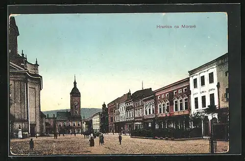 AK Hranice na Morave, Strassenpartie mit Kirche und Passanten