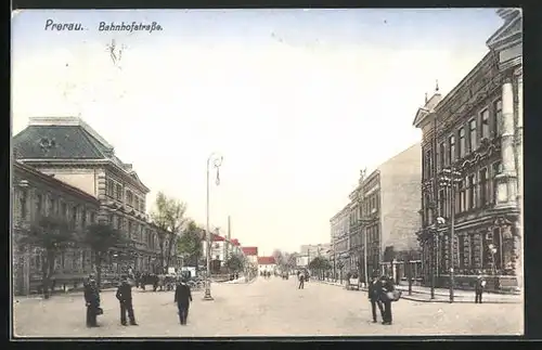 AK Prerau /Prerov, Bahnhofstrasse mit Passanten