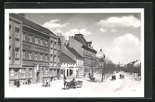 AK Mähr.-Weisskirchen, Strassenpartie mit Kutschen und Geschäften