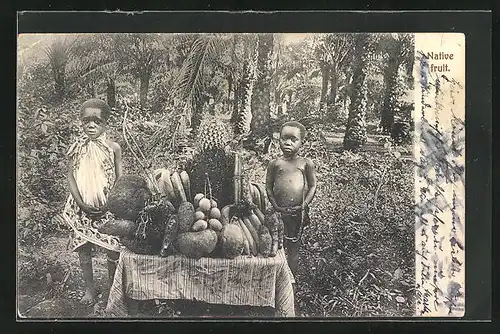 AK Afrikanische Kinder im Wald mit Tisch voller Obst