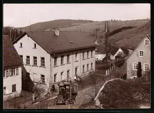 Fotografie R. Hirthe, Schwabach, Ansicht Alfeld, Schulhaus, Autobus der Post auf Foto montiert