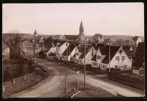 Fotografie R. Hirthe, Schwabach, Ansicht Feucht, Strasse mit Wohnhäusern, Kirchturm im Hintergrund