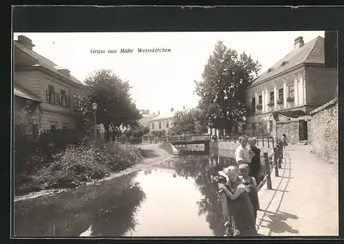 AK Mähr. Weisskirchen, Flusspartie mit Kindern