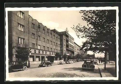 AK Prerau /Prerov, Strassenpartie am Grand Hotel