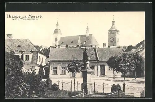 AK Mähr.-Weisskirchen, Ortspartie mit Kirche und Denkmal