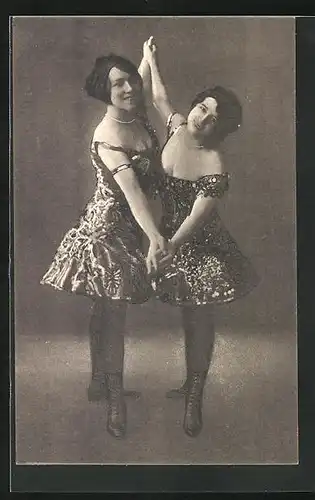 AK Zwei Tänzerinnen in verzierten Kleidern
