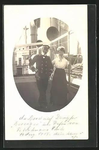 Foto-AK Kapitän und Frau mit Kapitänsmütze an Bord des Passagierschiffes Berengar