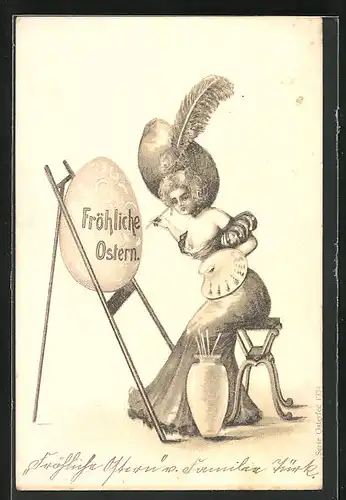 AK Frau in schulterfreiem Kleid beim bemalen eines Ostereis
