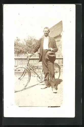 Foto-AK Herr im Anzug mit seinem Fahrrad