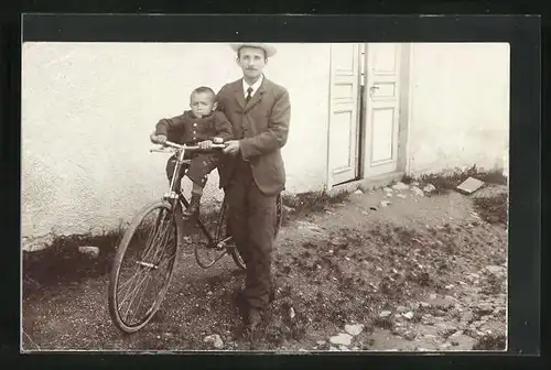Foto-AK Junger Mann mit seinem Sohn auf dem Fahrrad