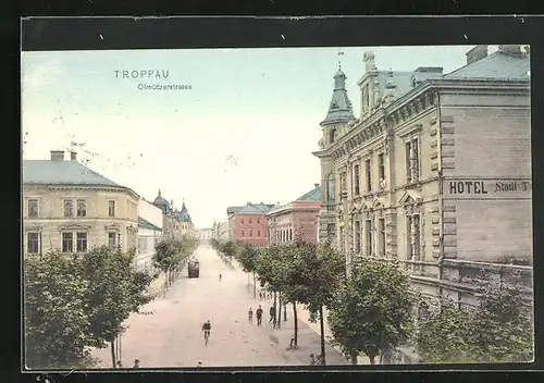 AK Troppau, Olmützerstrasse mit Hotel und Strassenbahn