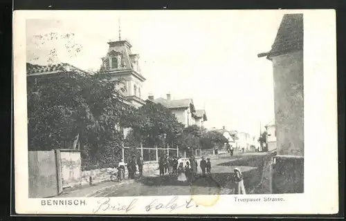 AK Bennisch, Troppauer Strasse mit Passanten