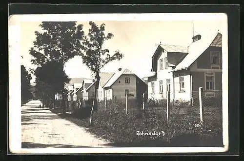 AK Johnsdorf, Strassenpartie mit Wohnhäusern