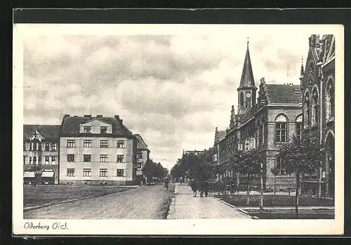 AK Oderberg, Strassenpartie mit Spaziergängern und Kirche