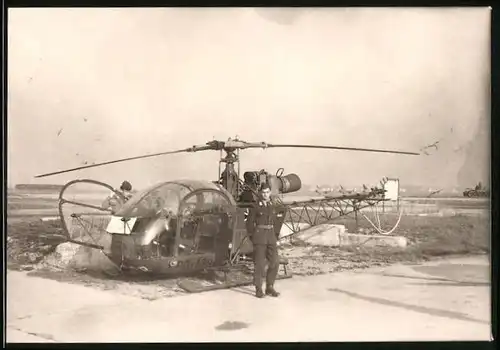 Fotografie Hubschrauber Bell der Bundeswehr auf einem Flugplatz