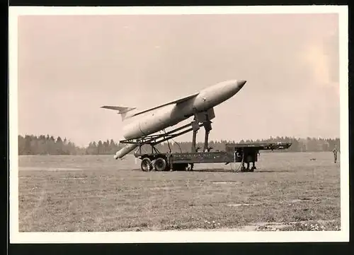 Fotografie Ballistische Rakete mit Zusatz-Startrakete auf einem Tieflader-Anhänger