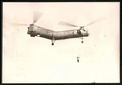 Fotografie Hubschrauber Piasecki der Bundeswehr seilt einen Soldat ab