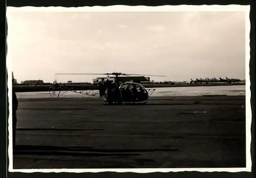 Fotografie Hubschrauber Bell der Bundeswehr auf einem Flugplatz