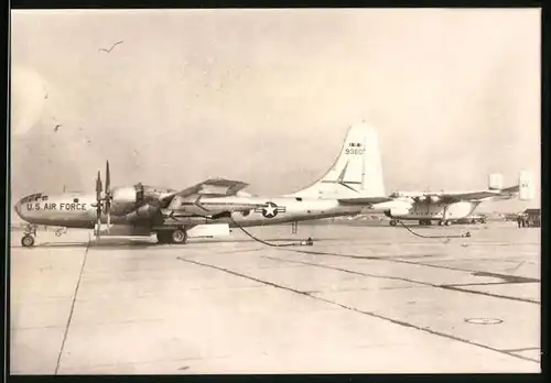 Fotografie Flugzeug Boeing B-50 der US-Airforce zur Luftbetankung
