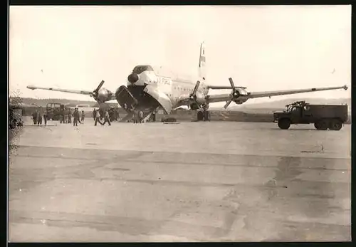 Fotografie Flugzeug Douglas C-124 Globemaster Frachtflugzeug der US Airforce wird entladen