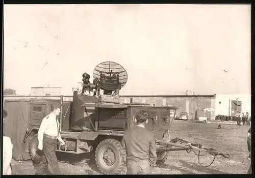Fotografie Mobile Radarleitstation zur Luftabwehr an einem Fliegerhorst der Luftwaffe