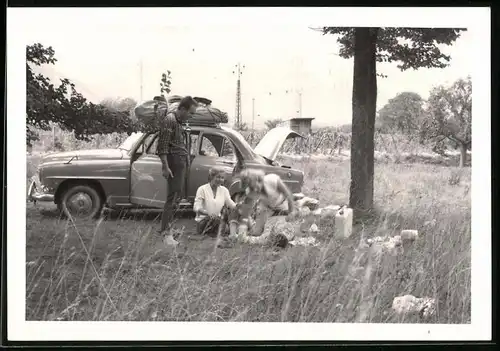 Fotografie Auto Simca, Familie beim Picknick neben Limousine