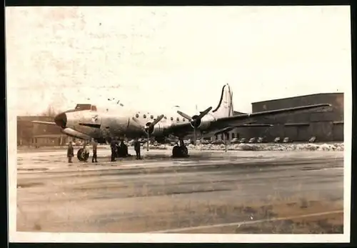 Fotografie Flugzeug, Transportflugzeug mit Staffelzeichen auf einem Flugplatz