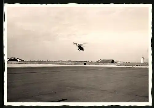 Fotografie Hubschrauber Bell der Luftwaffe über einem Flugplatz