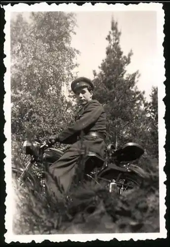 Fotografie Motorrad IFA-RT, Soldat der NVA auf Krad sitzend