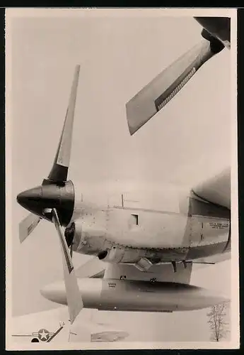 Fotografie Flugzeug-Detail, Triebwerk einer Frachtmaschine der US Airforce