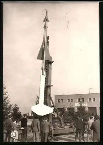 Fotografie unbekannter Fotograf, Ansicht Jagel / Schleswig-Holstein, Ballistische Rakete vor der Flugplatz-Feuerwache