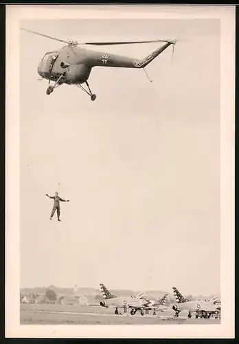 Fotografie Hubschrauber Sikorsky der Luftwaffe seilt einen Soldat ab
