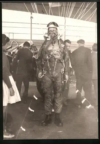 Fotografie Pilot der Luftwaffe in Fliegermontur mit Atemgerät & Fallschirm