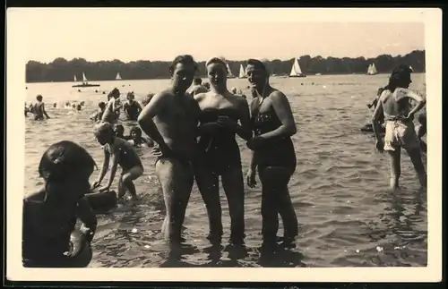 Fotografie Bademode, Bursche in Badehose nebst Damen im Badeanzug am Wannsee in Berlin