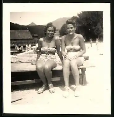 Fotografie Bademode, Hausfrauen im Bikini am Strand